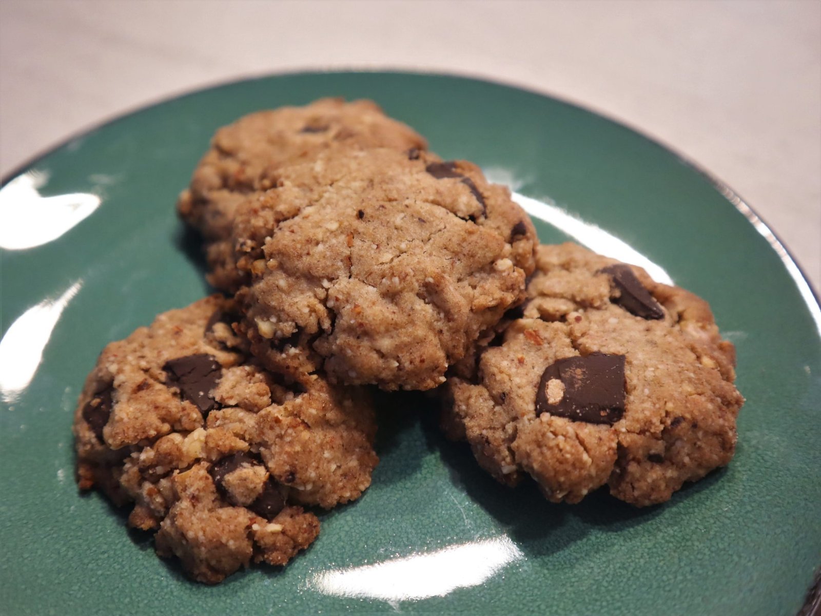 Cookies végan, sans gluten et sans sucres raffinés : chocolat et noix