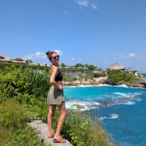 Aurélie, expatriée à Bali depuis 2 ans, teste la connexion internet Telkomsel et l'eSIM Holafly pour son blog.