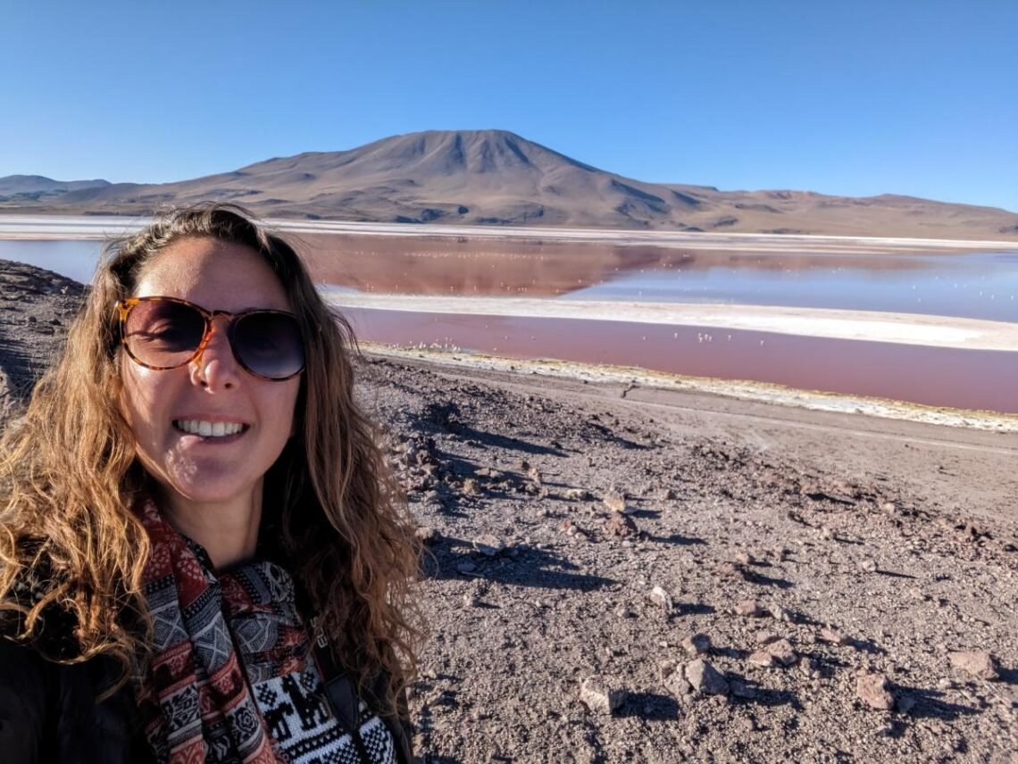Aurélie de Lili Foodies Travel au Salar d'Uyuni en Bolivie avec les montagnes en arrière-plan