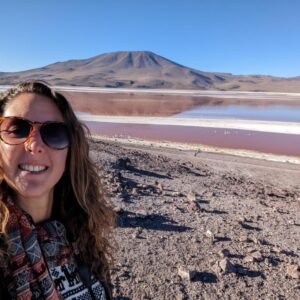 Aurélie de Lili Foodies Travel au Salar d'Uyuni en Bolivie avec les montagnes en arrière-plan