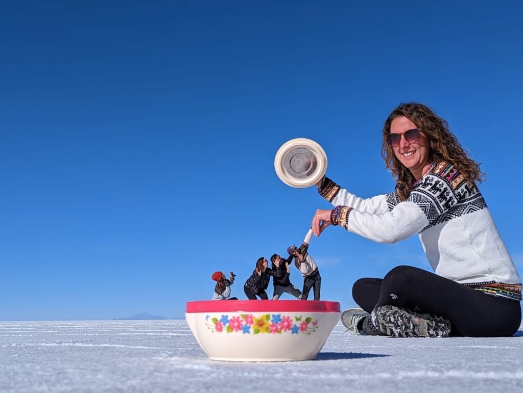 Groupe de voyageurs s'amusant sur le Salar d'Uyuni en Bolivie avec du reseau sim 