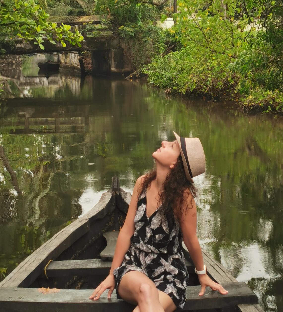 Aurélie de Lili Foodies Travel sur une barque dans les backwaters du Kerala en Inde