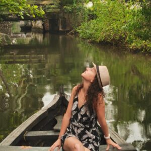 Aurélie de Lili Foodies Travel sur une barque dans les backwaters du Kerala en Inde
