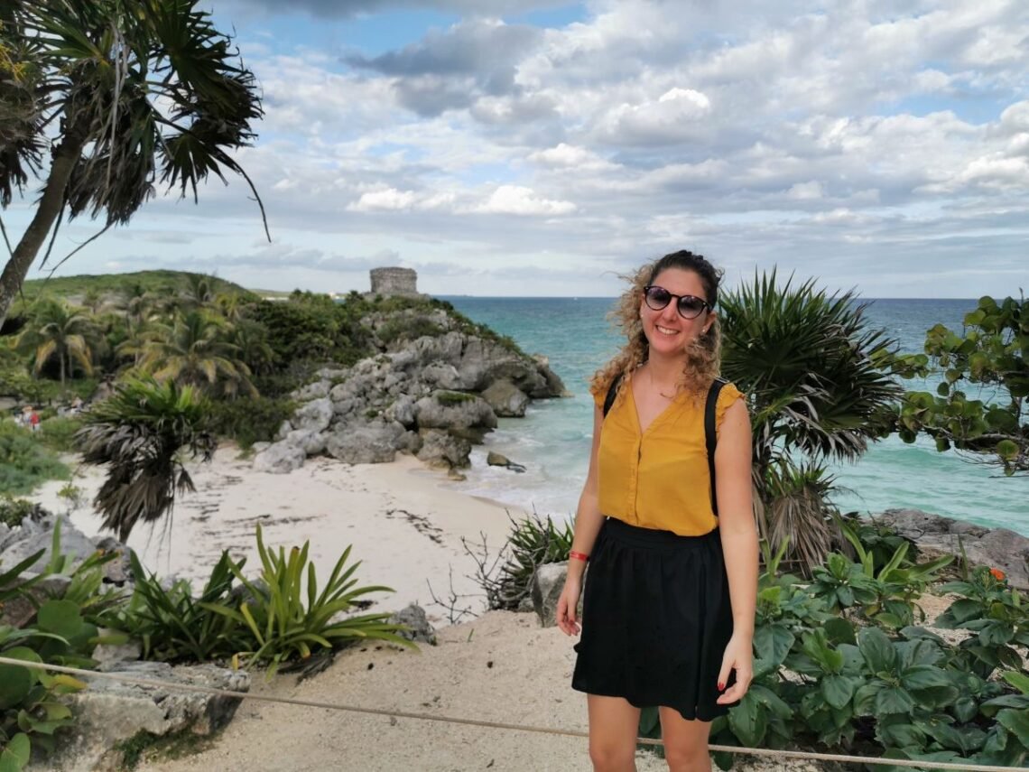 Aurélie de Lilifoodiestravel teste la connexion internet au Mexique pour son blog.