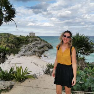 Aurélie de Lilifoodiestravel teste la connexion internet au Mexique pour son blog.