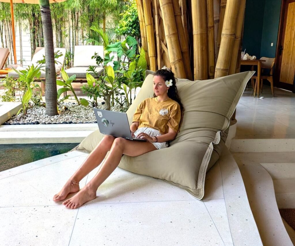 Aurélie de Lili Foodies Travel travaille sur son ordi depuis une villa à Bali, digital nomad connectée grâce à son eSIM Holafly