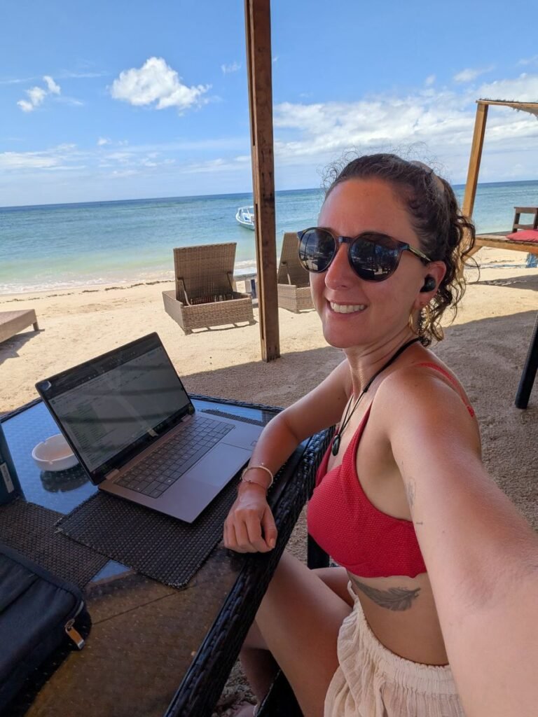 Aurélie de Lili Foodies Travel travaille depuis la plage de Gili Air en Indonésie, connectée grâce à son eSIM