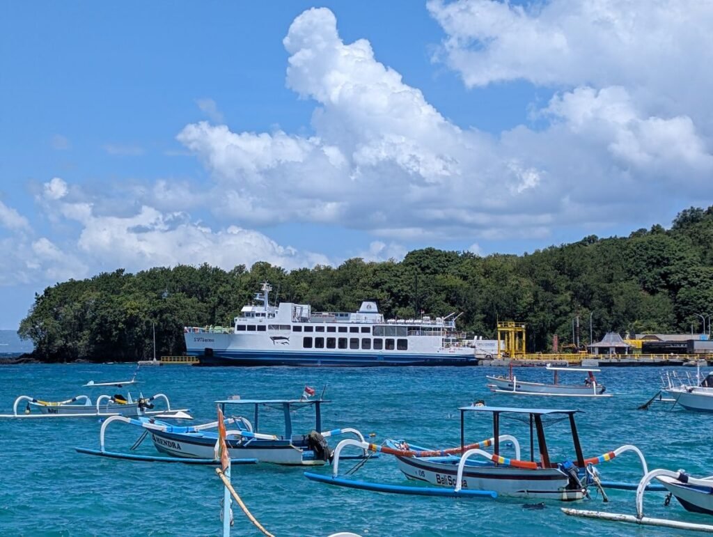 bateau public de padang bai bali a lombok