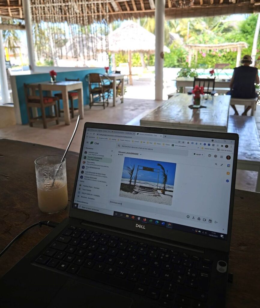 carte sim esim internet zanzibar tanzanie moi qui travaille sur plage