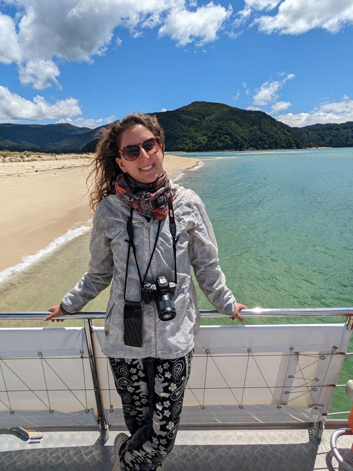 Aurélie sur le bateau Abel Tasman sea shuttle en Nouvelle-Zélande lili foodies travel