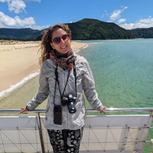 Aurélie sur le bateau Abel Tasman sea shuttle en Nouvelle-Zélande lili foodies travel