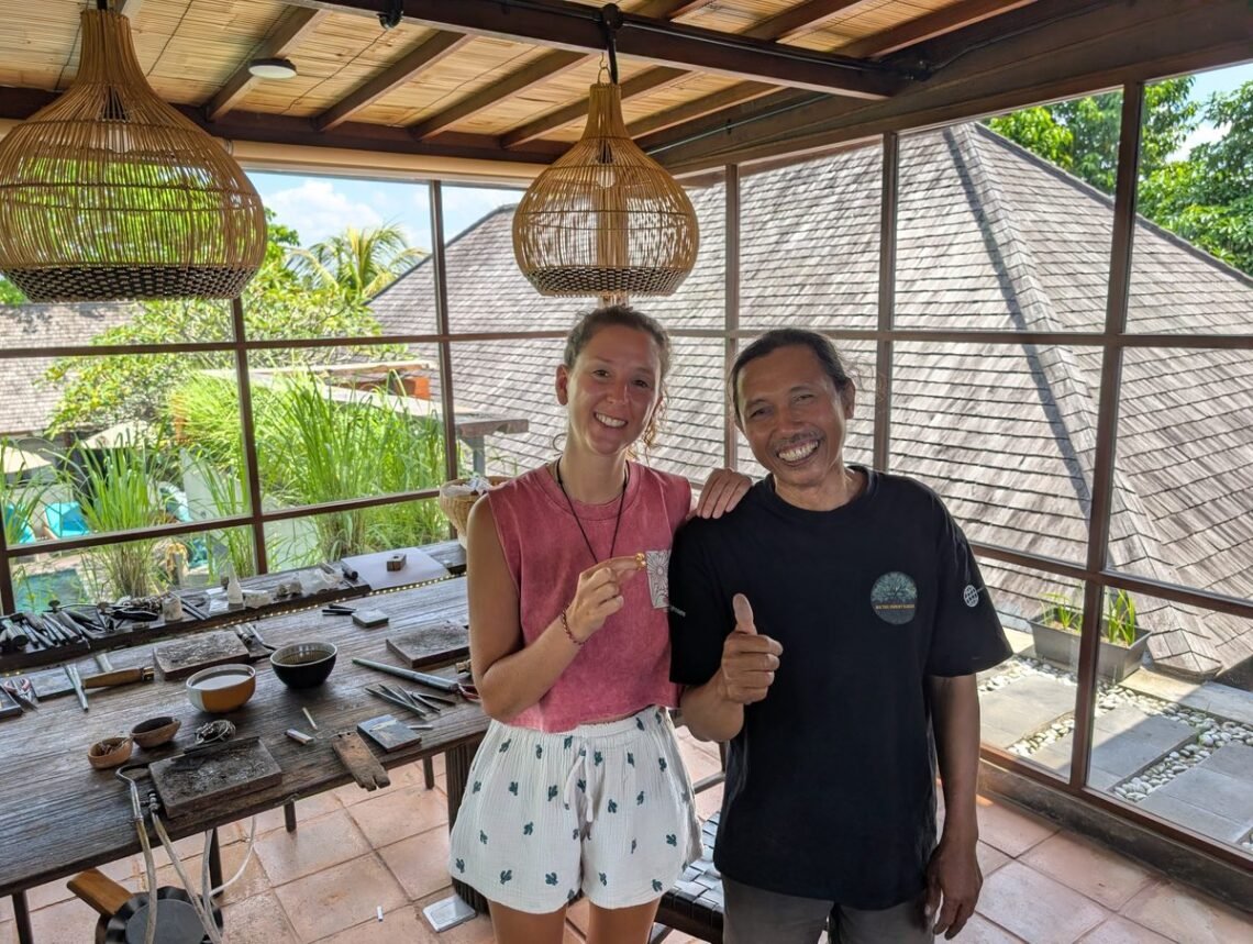 Aurélie de Lili Foodies Travel avec son instructeur à l'Alam Ubud Jewelry Workshop, atelier bijoux en argent à Ubud Bali