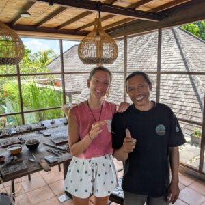 Aurélie de Lili Foodies Travel avec son instructeur à l'Alam Ubud Jewelry Workshop, atelier bijoux en argent à Ubud Bali