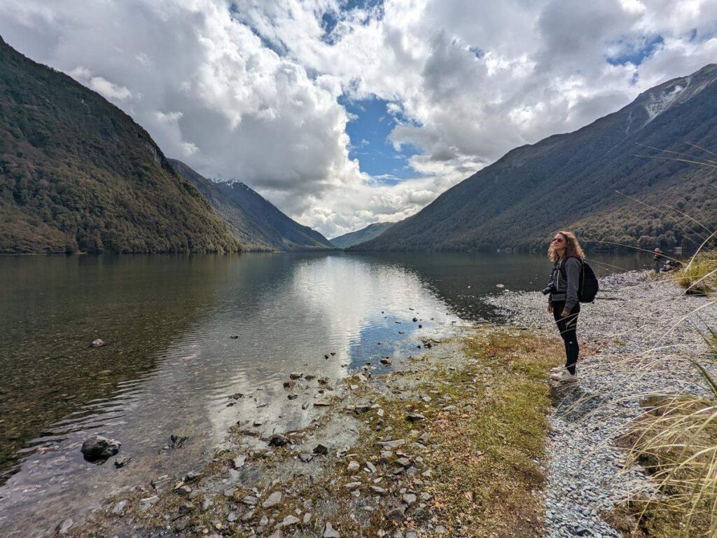 Aurélie de Lili Foodies Travel au bord du lac Gunn lors du Nature Walk sur la route de Milford Sound