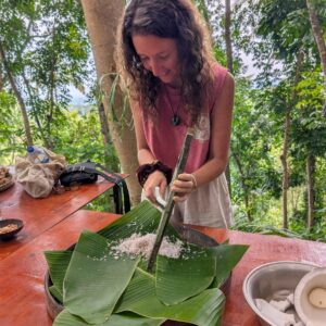 Aurélie de Lili Foodies Travel râpant une noix de coco fraîche lors du cours de cuisine Mystery Mountain Sidemen Bali