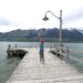 Aurélie de Lili Foodies Travel sur le wharf de Glenorchy avec les montagnes enneigées en arrière-plan, Nouvelle-Zélande
