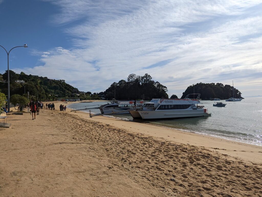 Bateau Wilsons et sea shtutle au départ de la plage Abel Tasman