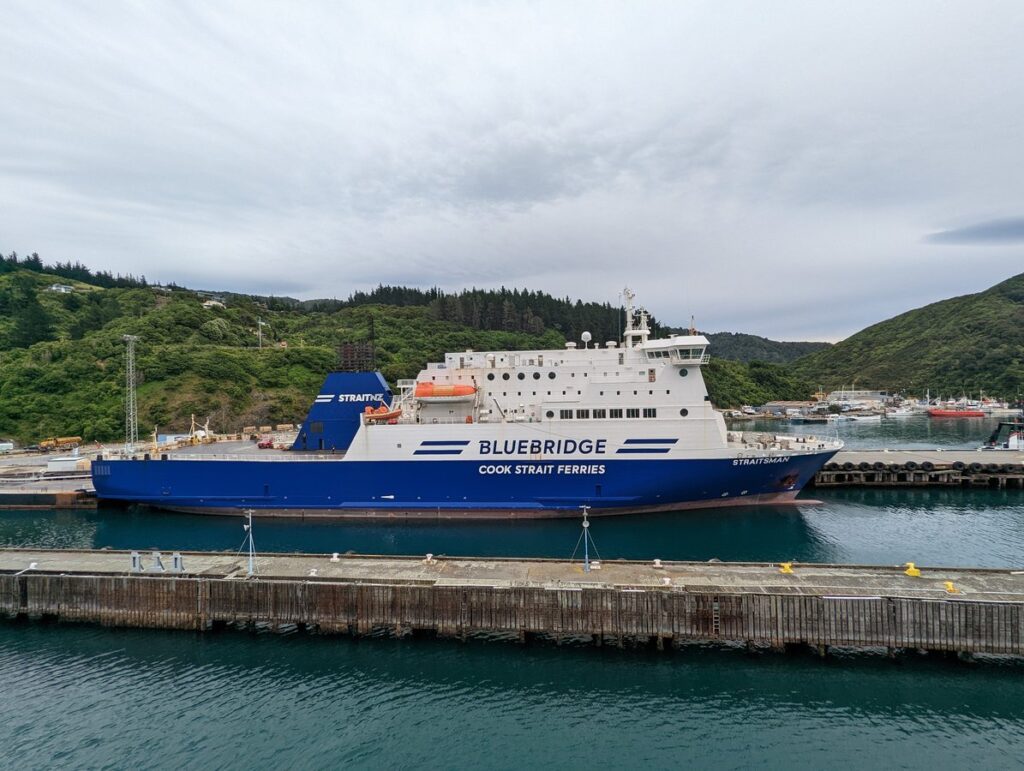 Le ferry Bluebridge Cook Strait au port de Picton en Nouvelle-Zélande
