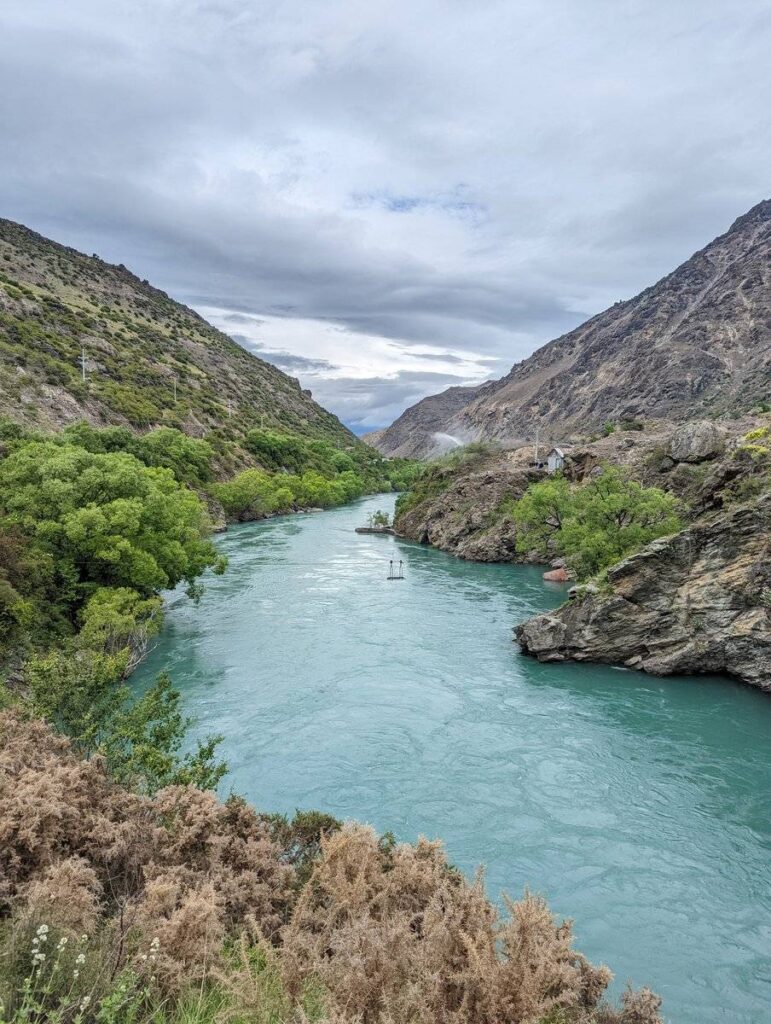La Kawarau Gorge avec sa rivière turquoise entre les montagnes, sur la route de Queenstown en Nouvelle-Zélande