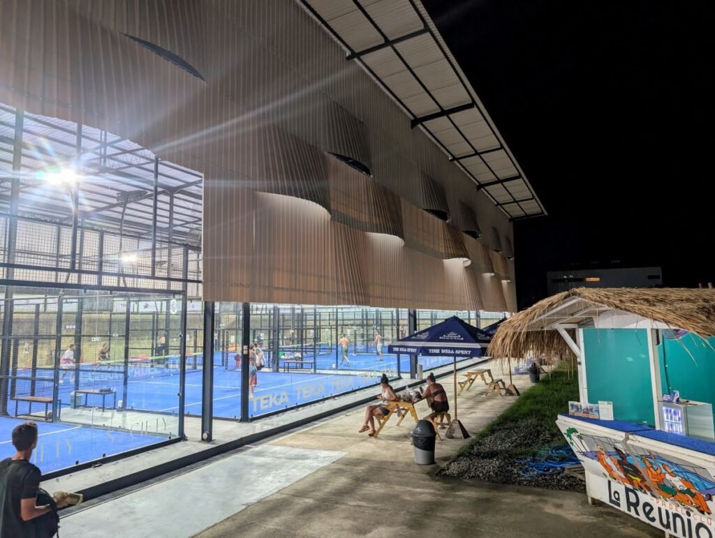 salle de padel la reunion  a kuta lombok par lilifoodiestravel