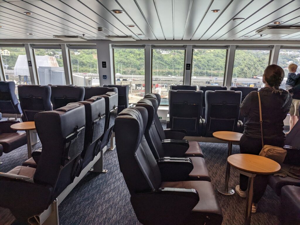 Espace lounge confortable à bord du ferry Interislander entre Picton et Wellington