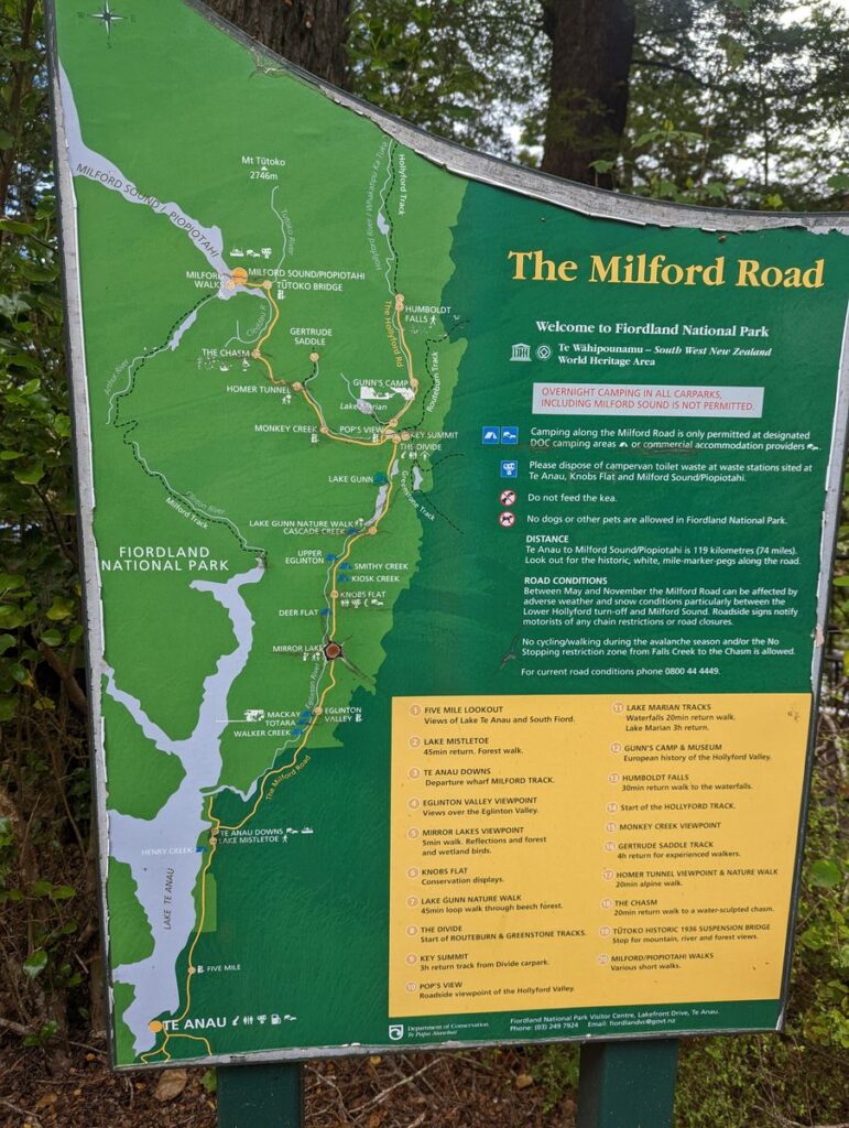 Panneau carte officielle de la Milford Road avec tous les stops du Fiordland National Park en Nouvelle-Zélande