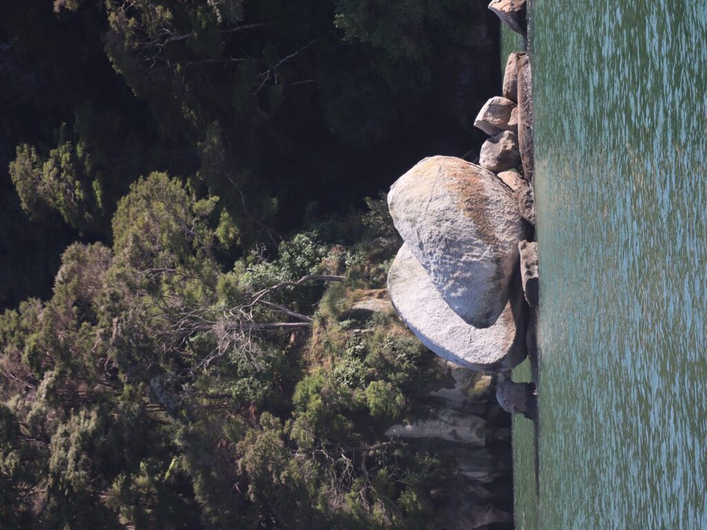 Le célèbre rocher fendu Split Apple Rock d'Abel Tasman