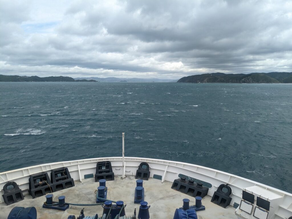 Vue depuis le pont du ferry sur le détroit de Cook entre l'île du Nord et l'île du Sud de Nouvelle-Zélande