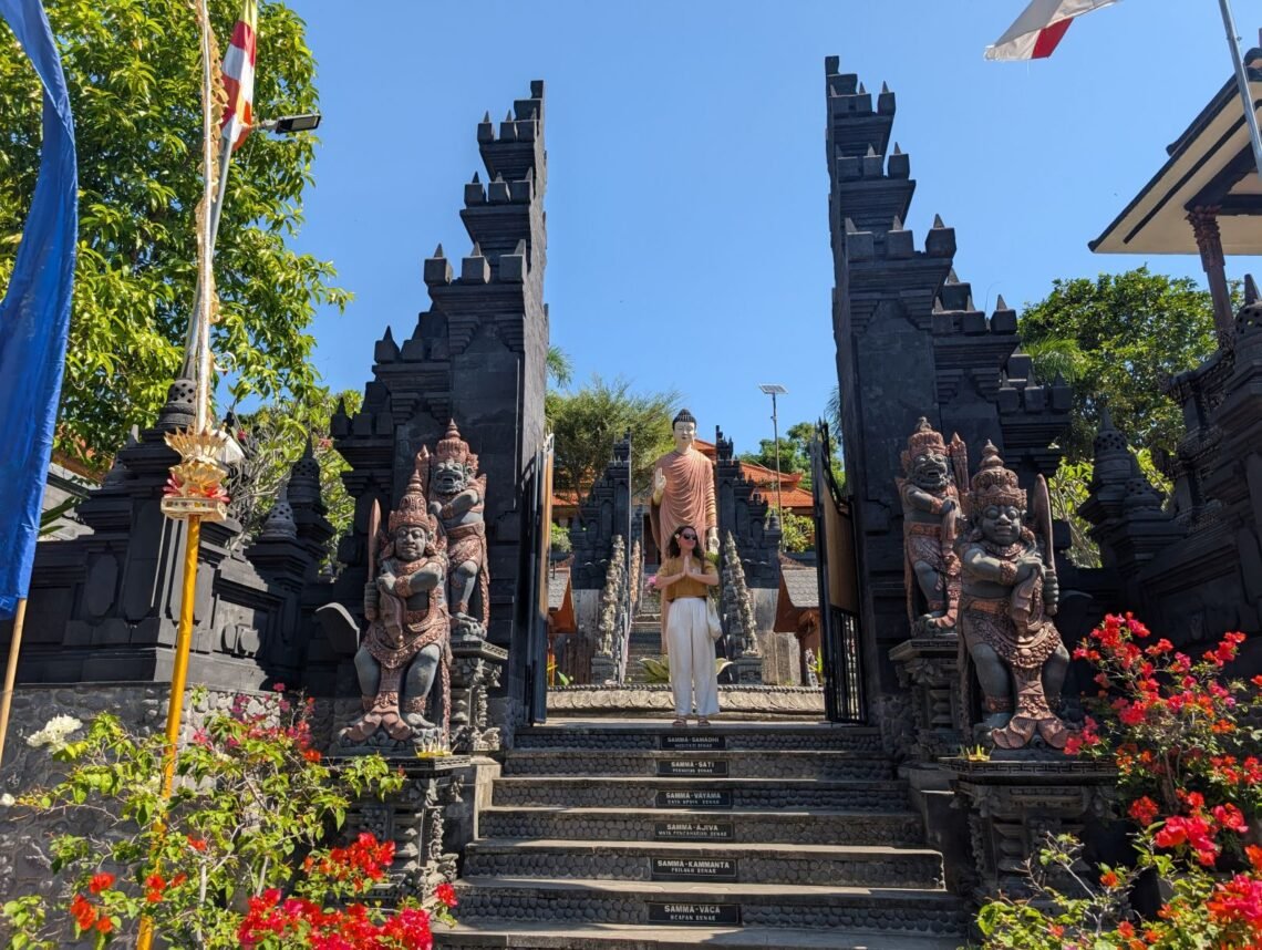moi lilifoodiestravel devant Brahmavihara Arama magnifique temple bouddhiste a visiter a bali lovina