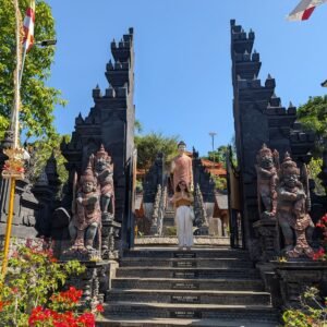 moi lilifoodiestravel devant Brahmavihara Arama magnifique temple bouddhiste a visiter a bali lovina