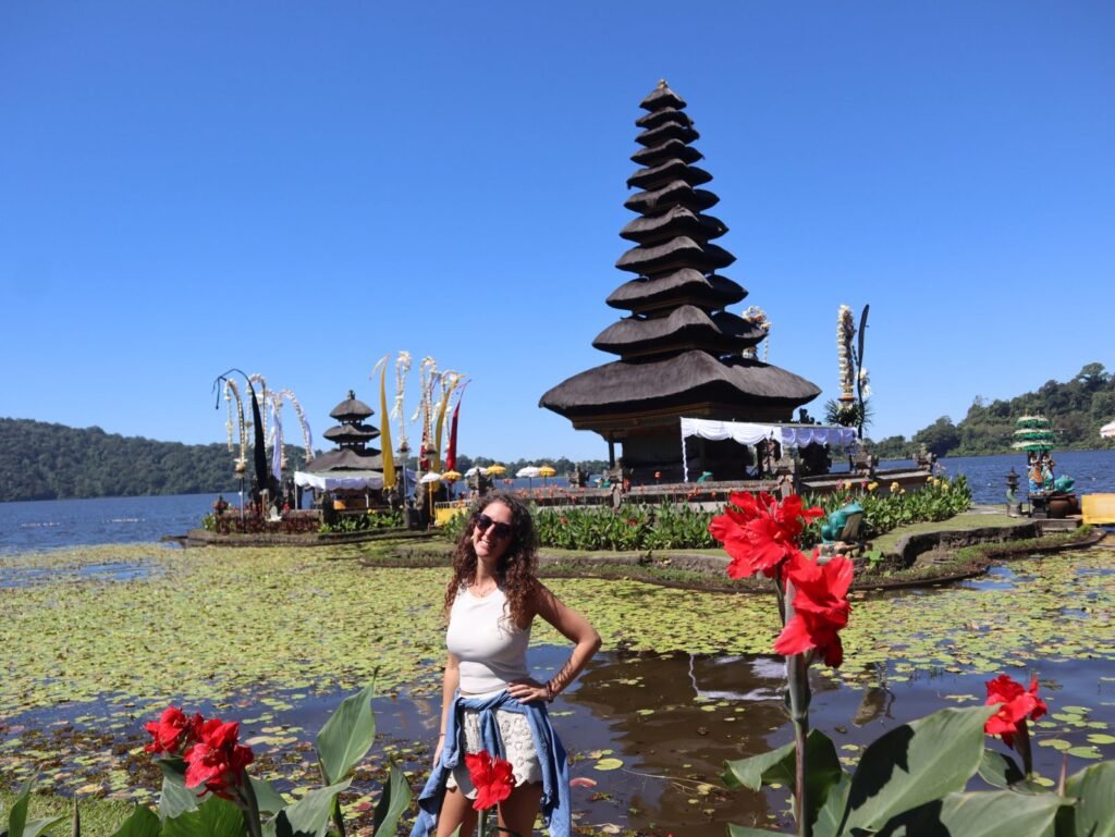 Pura Ulun Danu Bratan avec lilifoodiestravel devant a munduk bali guide complet