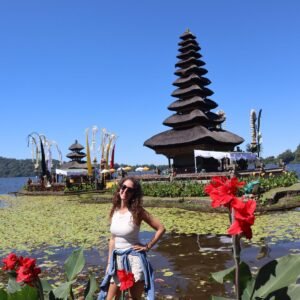 Pura Ulun Danu Bratan avec lilifoodiestravel devant a munduk bali guide complet