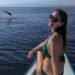 moi avec dauphins en fond a lovina bali