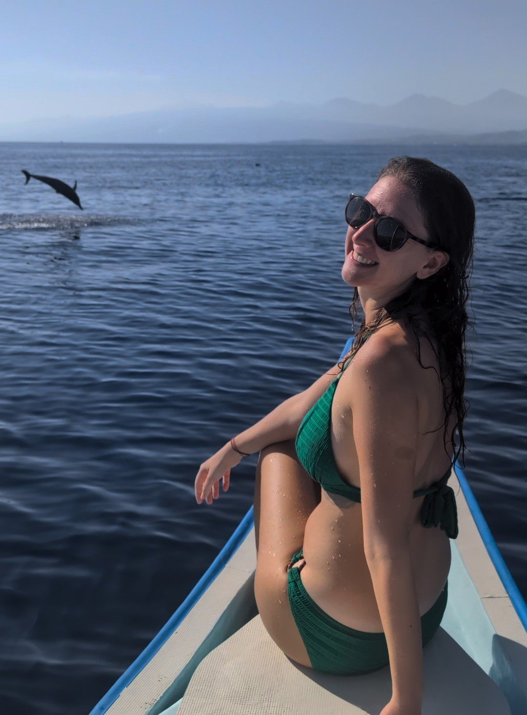 moi avec dauphins en fond a lovina bali