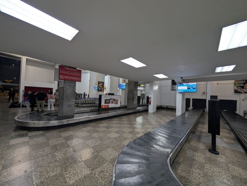 Tapis à bagages de l'aéroport de Cusco, petit aéroport et sortie rapide