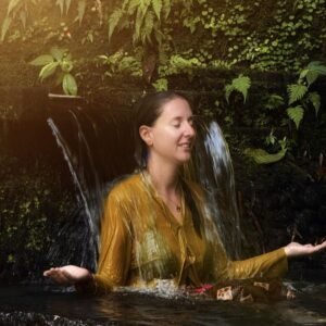 moi lilifoodiestravel en train de faire une purification à ubud bali dans une famille