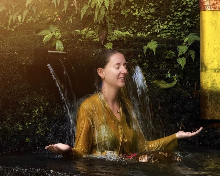 moi lilifoodiestravel en train de faire une purification à ubud bali dans une famille