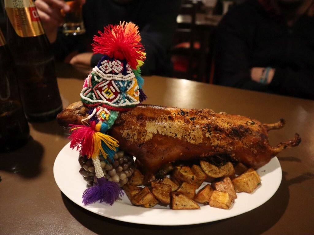 Cuy (cochon d'Inde) grillé, spécialité andine, servi au restaurant Sumaqcha à Cusco