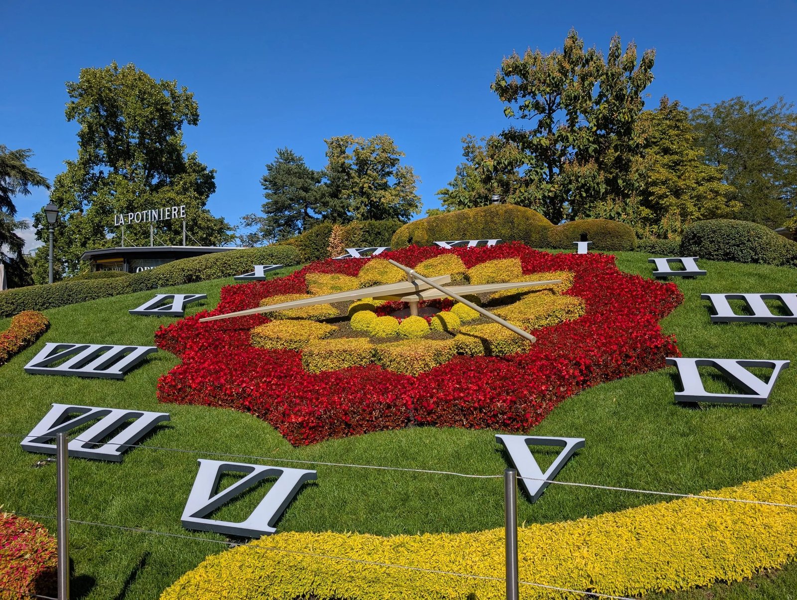 Horloge fleurie de Genève, symbole emblématique dans le Jardin Anglais