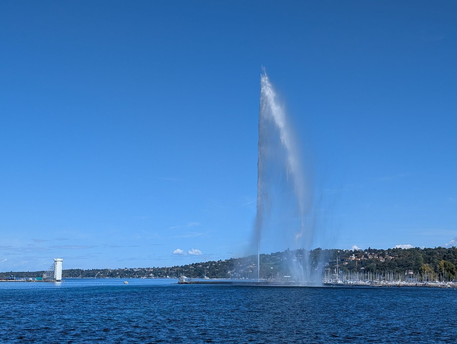 Jet d'eau de Genève sur le lac Léman avec voiliers