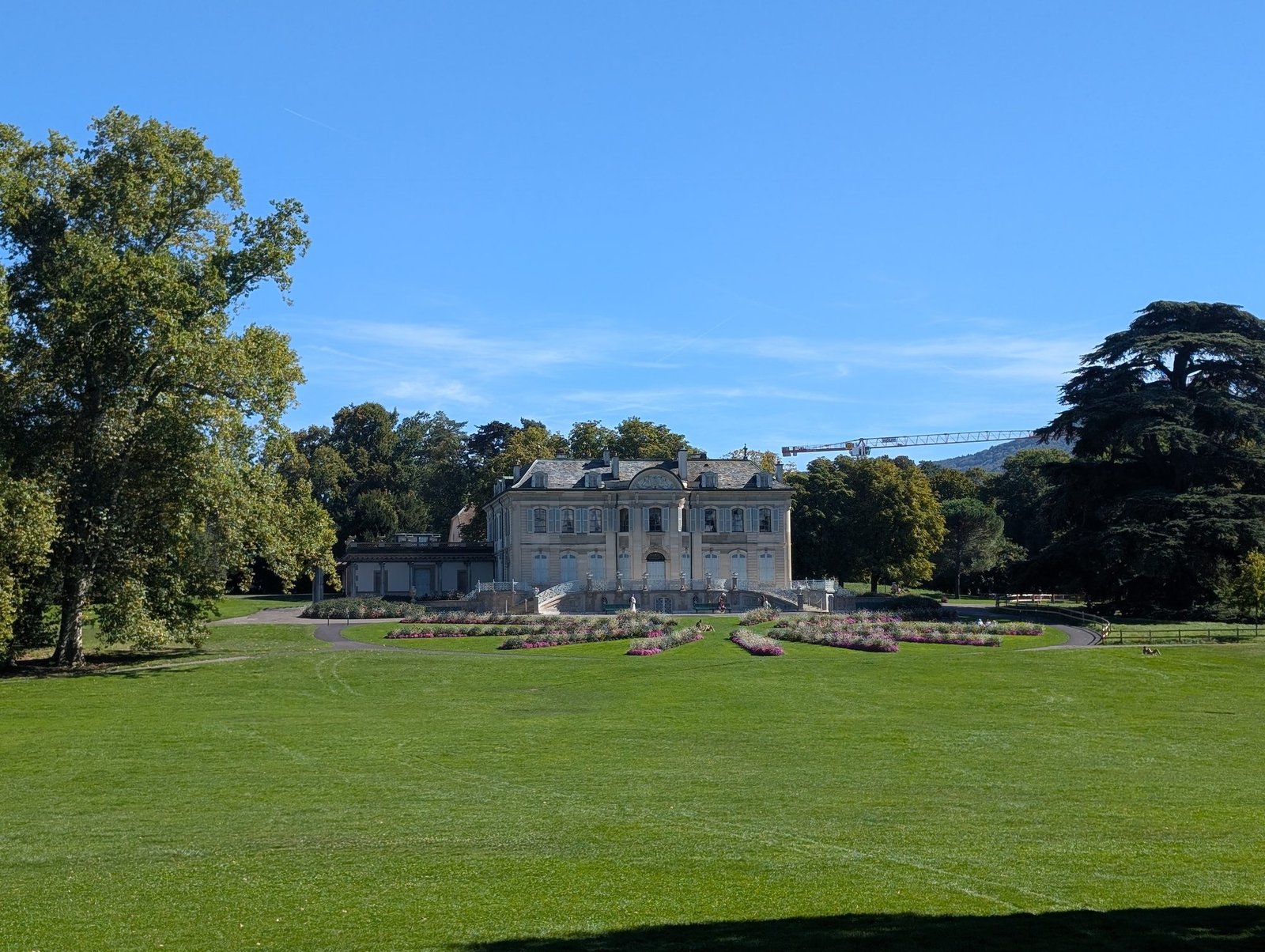 Château du parc de la Grange à Genève entouré de pelouse et parterres fleuris