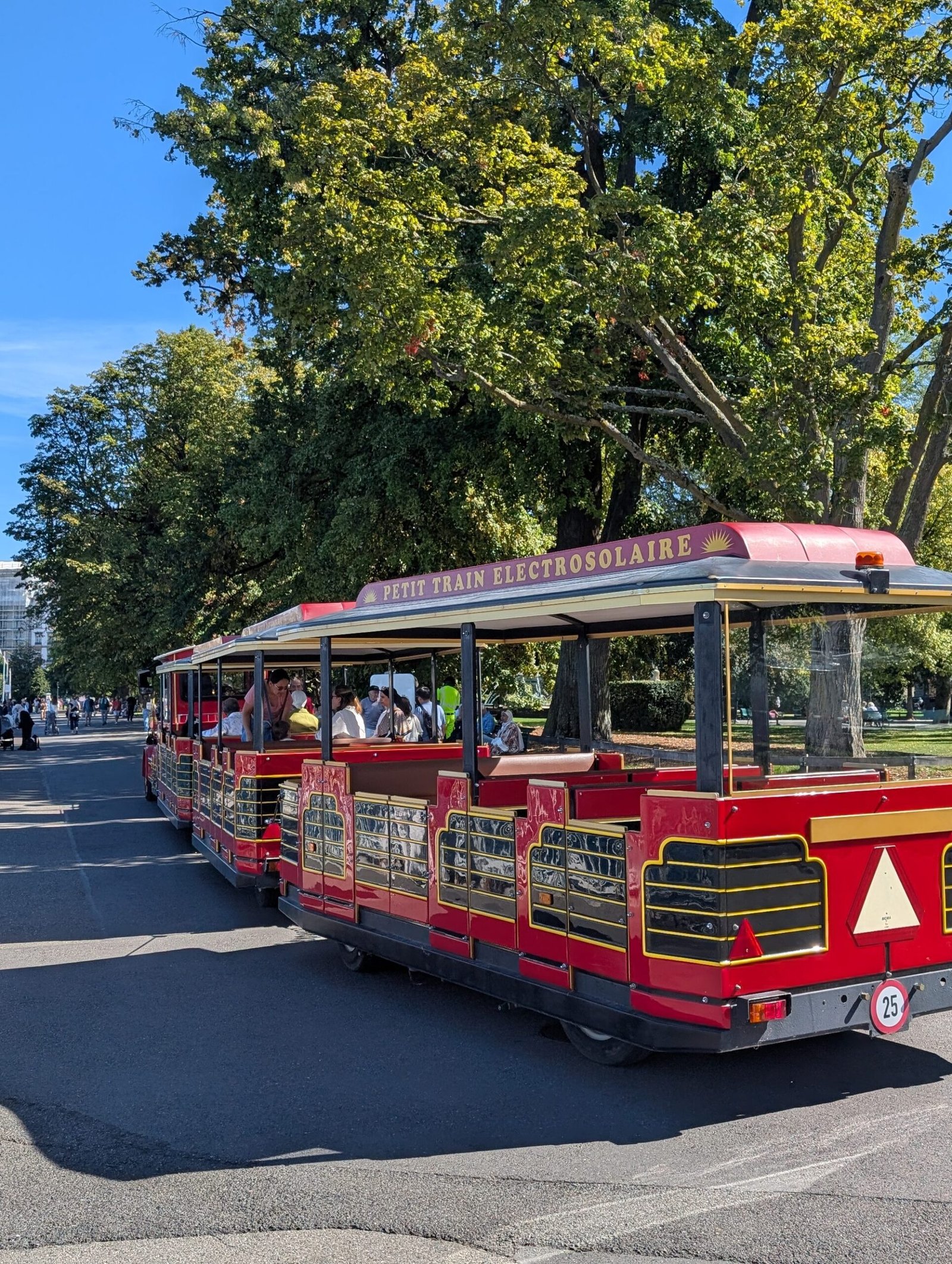 Petit train électrosolaire touristique dans un parc de Genève