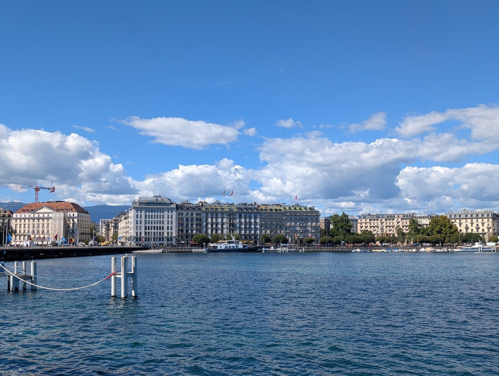 Vue du lac Léman sur les quais et hôtels de Genève depuis un bateau