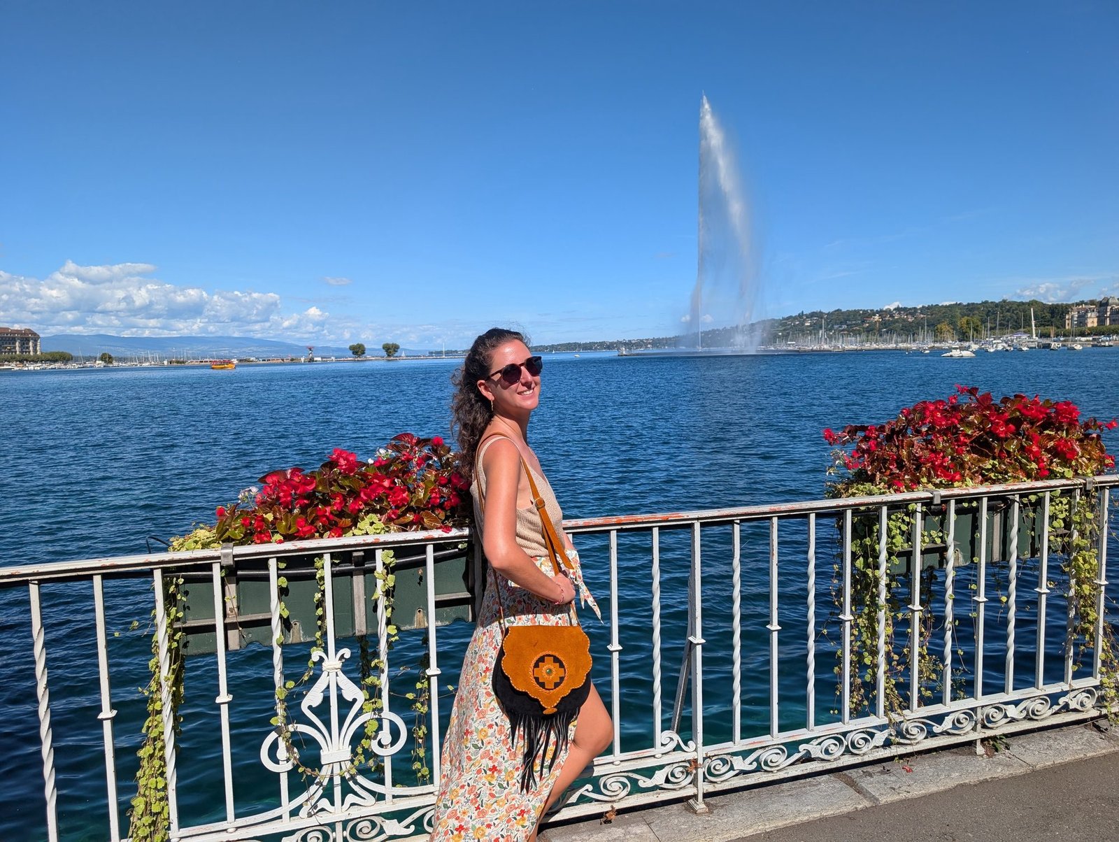Femme sur un quai de Genève avec le Jet d'eau en arrière-plan